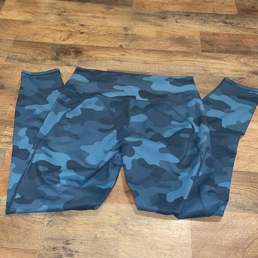 Fabletics Powerhold Leggings. Size Small. Camo. - Picture 3 of 4